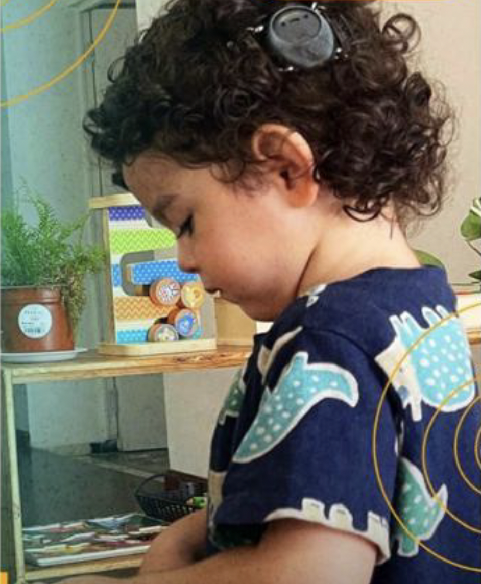 Niño con problemas auditivos en OÍRTE Caminando hacia el Sonido